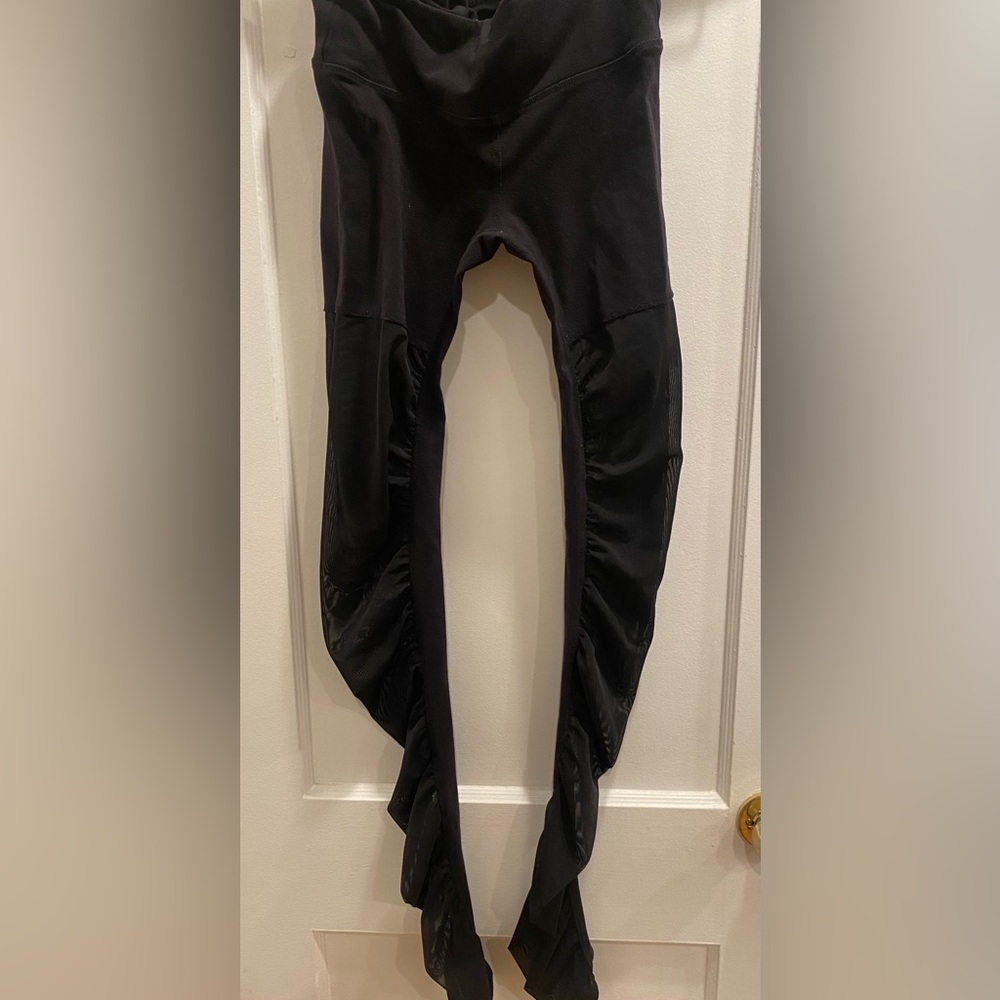 Alo yoga pants, sheer legs, Size Small, beautiful style!